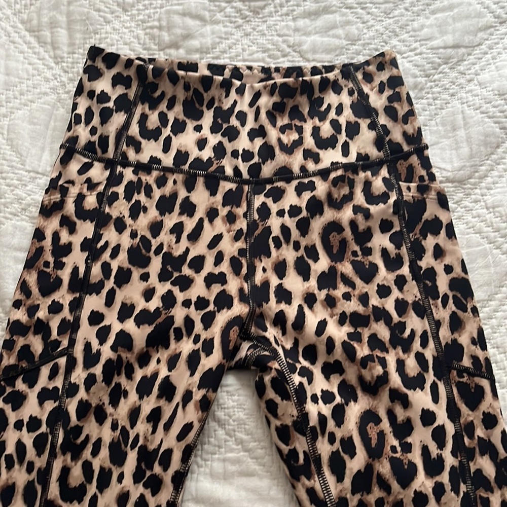 Victoria’s Secret Incredible Essential Legging Beige Leopard Sz XS/S - Picture 5 of 15